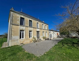 Vignette - Touristique - Ensemble comprenant 3 maisons, des granges et un terrain à vendre