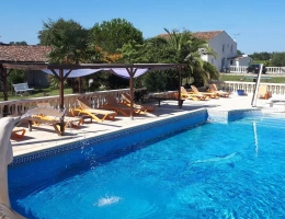 Vignette - Touristique - RARE  Domaine de gîtes rentable (9 logements + piscine) près Bordeaux & Océan