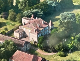 Vignette - Prestige - Gers(32), TRES BEAU CHATEAU DE FAMILLE 45HA avec dependances, un peu caché, en position dominante, une belle histoire
