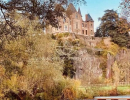 Vignette - Équestre - Majestueux château de style Renaissance perché sur un rocher en Suisse Normande