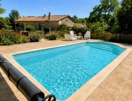 Vignette - Touristique - Propriété de charme au style de vie français avec deux gîtes, un vignoble et une piscine