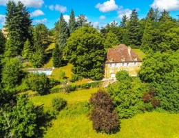 Vignette - Rurale - Maison bourgeoise en pierres avec terrain de 14 000m2 et piscine, à Figeac