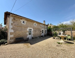 Vignette - Touristique - Propriété de village traditionnelle d'un excellent rapport qualité-prix avec gîtes et grand terrain
