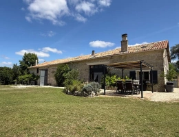 Vignette - Touristique - Propriété de charme au style de vie français avec deux gîtes, un vignoble et une piscine