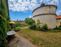 Vignette - Rural - Historic five-bedroom house with swimming pool