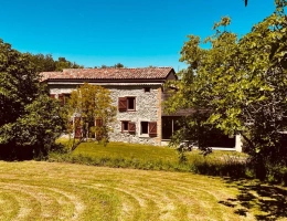 Vignette - Agricole - Belle maison en pierre entourée de bois et prairies de plus de 64 ha