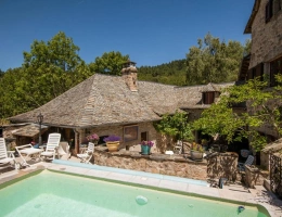Vignette - Touristique - Ensemble en pierre d'exception aux portes de l'Aubrac : 4 maisons restaurées, piscine & patio