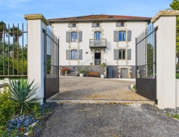 Vignette - Prestigious - 18 th century manor house in Guiche (France)