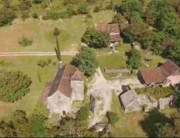 Vignette - Touristique - Propriété avec 2 maisons , dépendances sur GR65