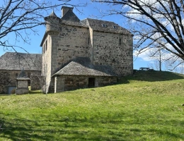 Vignette - Prestige - Manoir du XIVe siècle : Un balcon sur l'Aubrac et les Monts du Cantal