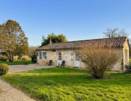 Vignette - Tourist - Wine Estate with Tourism Activity - 9.39 Hectares - Vanzac (17)