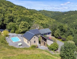Vignette - Touristique - Ferme en pierre rénovée, piscine, gîtes indépendants et 6 hectares de nature préservée