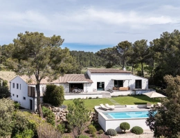 Vignette - Prestige - Saint-Marc-Jaumegarde — 342 m² habitables, dont 265 m² de plain-pied, à 7,8 km du Cours Mirabeau