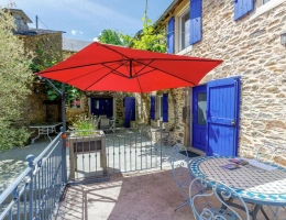 Vignette - Touristique - Ferme en pierre rénovée, piscine, gîtes indépendants et 6 hectares de nature préservée
