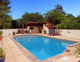 Vignette - Touristique - Propriété 358 m2 à vendre -avec 7700 m2 de parc - Maison 8 pièces de 234 m2, gîte de 124 m2 et piscine proche de MARCIAC (32)