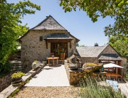 Vignette - Touristique - Ensemble en pierre d'exception aux portes de l'Aubrac : 4 maisons restaurées, piscine & patio - PROCHE ESTAING