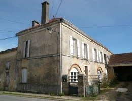 Vignette - Rurale -  BURIE (17) A Vendre CORPS de FERME et Ses Nombreuses Dépendances 