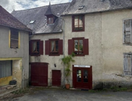 Vignette - Touristique - Maison de caractère avec chambres d'hôtes et local commercial au coeur de Ségur-le-Château