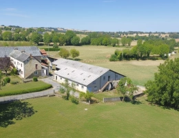Vignette - Touristique - Lot de deux maisons d'environ 238 m2 sur 1.22 ha + grange et hangar