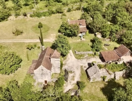 Vignette - Tourist - Property with 2 houses and outbuildings on GR65