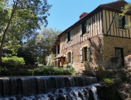 Vignette - Prestige - MARCIAC(32) proche: AUTHENTIQUE MOULIN SEIGNEURIAL d'EXCEPTION  des XIV-XVIIIs, caché, avec son bief baignable, 1.5 HECTARE, élégante rénovation, meublé, tennis, RARE