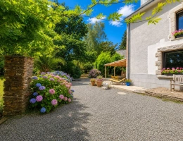 Vignette - Touristique - LE TREVOUX - Propriété en pierre avec maison principale, gîte indépendant et dépendances sur près d’un hectare