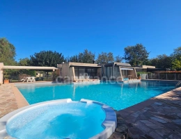 Vignette - Prestige - HYÈRES – PROPRIÉTÉ  SUR PLUS D'1 HECTARE – MAISON PRINCIPALE DE PLAIN-PIED, PISCINE ET ENSEMBLE BÂTI