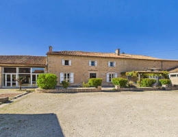 Vignette - Touristique - Exceptionnelle propriété de village avec gîte et piscine chauffée - Excellent potentiel de revenus