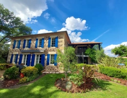 Vignette - Touristique - Magnifique maison de maître en pierre rénovée avec 3 chambres d’hôtes, 2 gîtes  et une piscine sur un parc paysager
