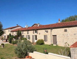 Vignette - Prestige - Magnifique propriété de caractère avec seconde maison, grange en pierre et vastes jardins à proximité de Nanteuil-en-Vallée