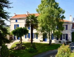 Vignette - Prestige - Élégant manoir charentais avec gîtes, piscine chauffée et vaste terrain
