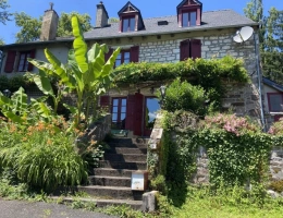 Vignette - Touristique - Maison en pierre avec chambres d'hôtes, piscine, gîte et espace bien-être