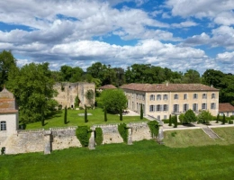 Vignette - Touristique - Magnifique domaine comprenant : le manoir (« le château ») vestiges d'un château médiéval, une folie, 2 maisons d?amis, la maison de gardien, 2 piscines