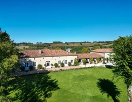 Vignette - Touristique - Maison élégante de style chartreuse avec maison d'amis dans un parc privé