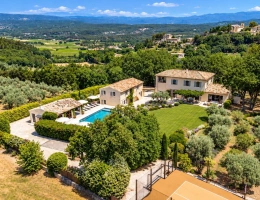 Vignette - Prestige - MÉNERBES – PROPRIÉTÉ D’EXCEPTION – 2 BÂTISSES – 9 CHAMBRES – PISCINE – SPA – PICKLE BALL – VUE LUBERON