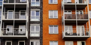 Comment bien choisir un garde-corps pour éviter les chutes en montant dans un bâtiment ancien ?
