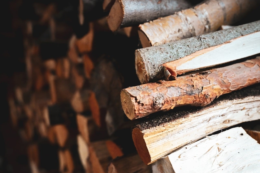 Bûches de bois de chauffage fendues et empilées pour séchage en extérieur