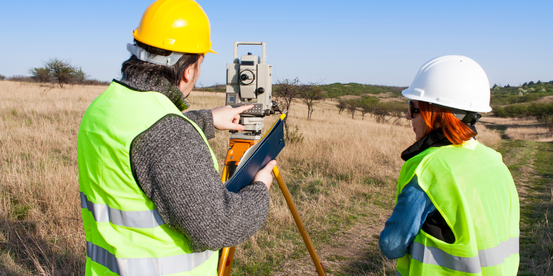 geometre-expert-sur-le-terrain
