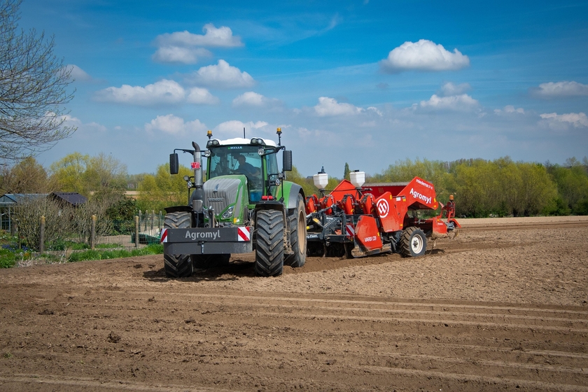 Tracteur et matériel agricole dans une exploitation rurale française
