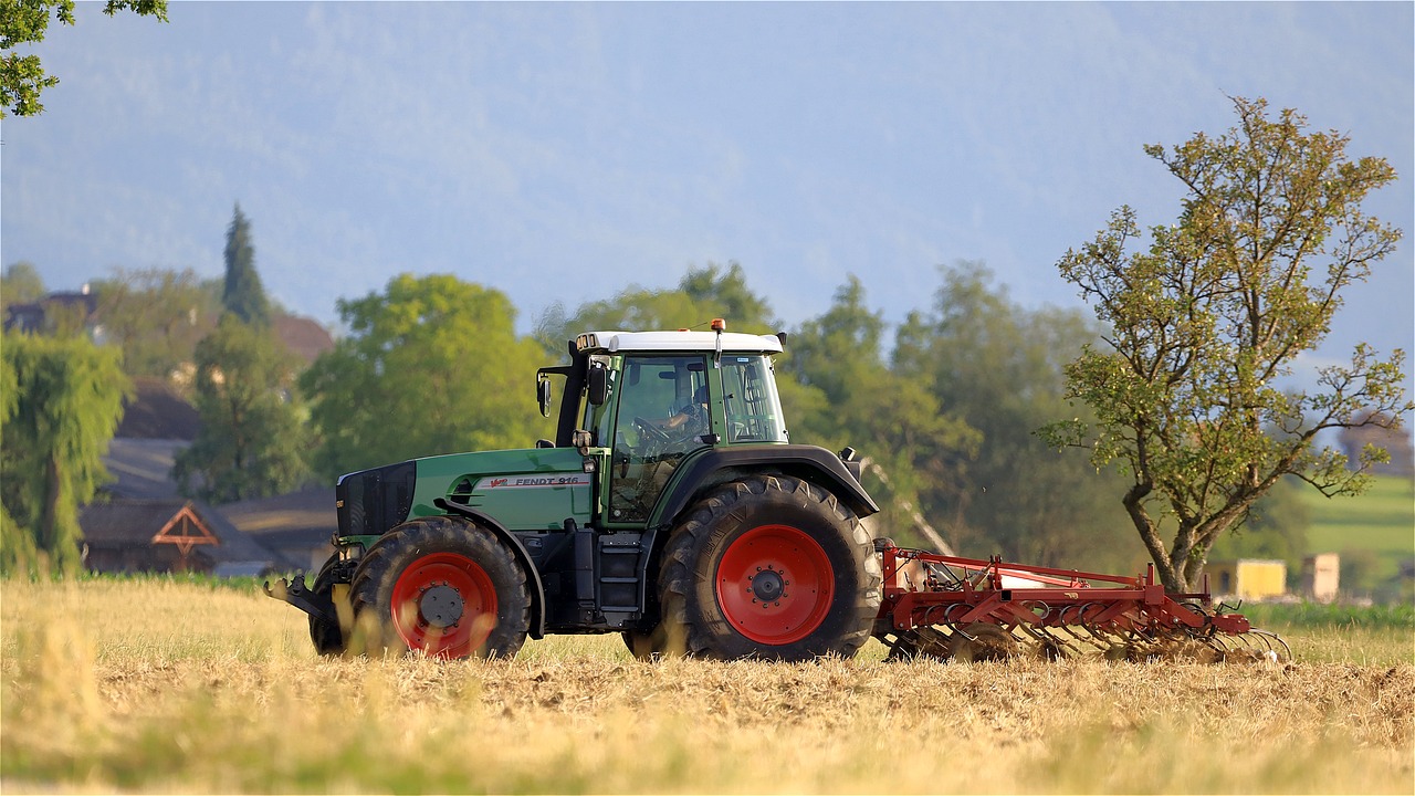 Tracteur dans un champ