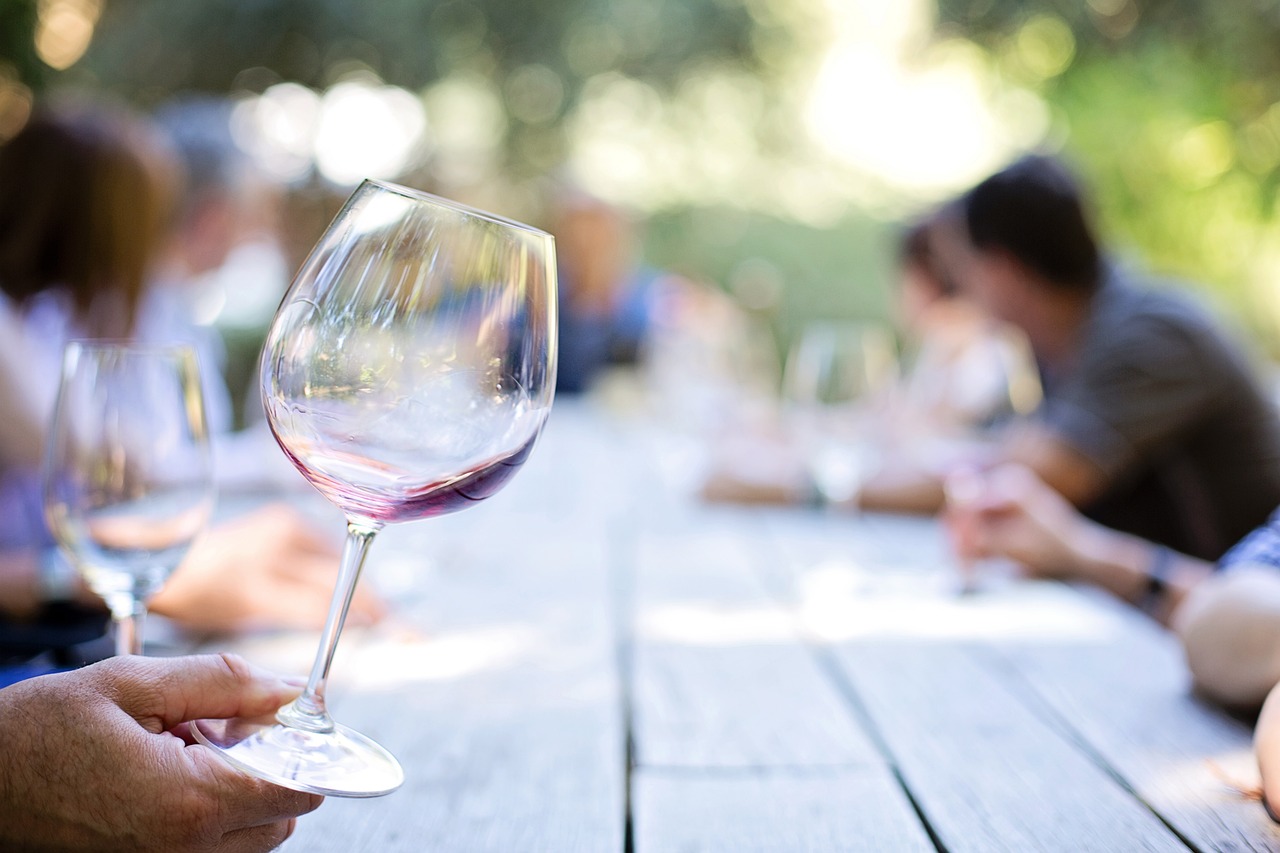 Verre de vin et groupe de personnes