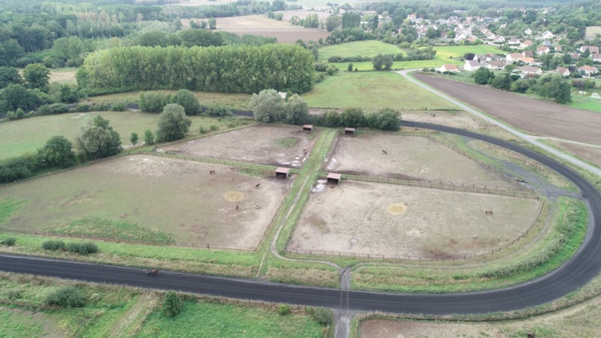 Photos 8 - Équestre - Dpt Aisne (02), à vendre COUCY LE CHATEAU AUFFRIQUE  superbe corps de ferme sur 17 hectares