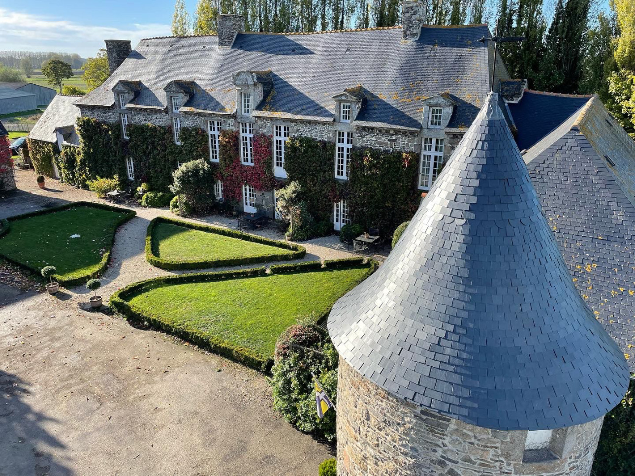 Photos 3 - Touristique - Manoir du XVIème, Baie du Mont Saint Michel, Salle de Réception et 7 Gîtes
