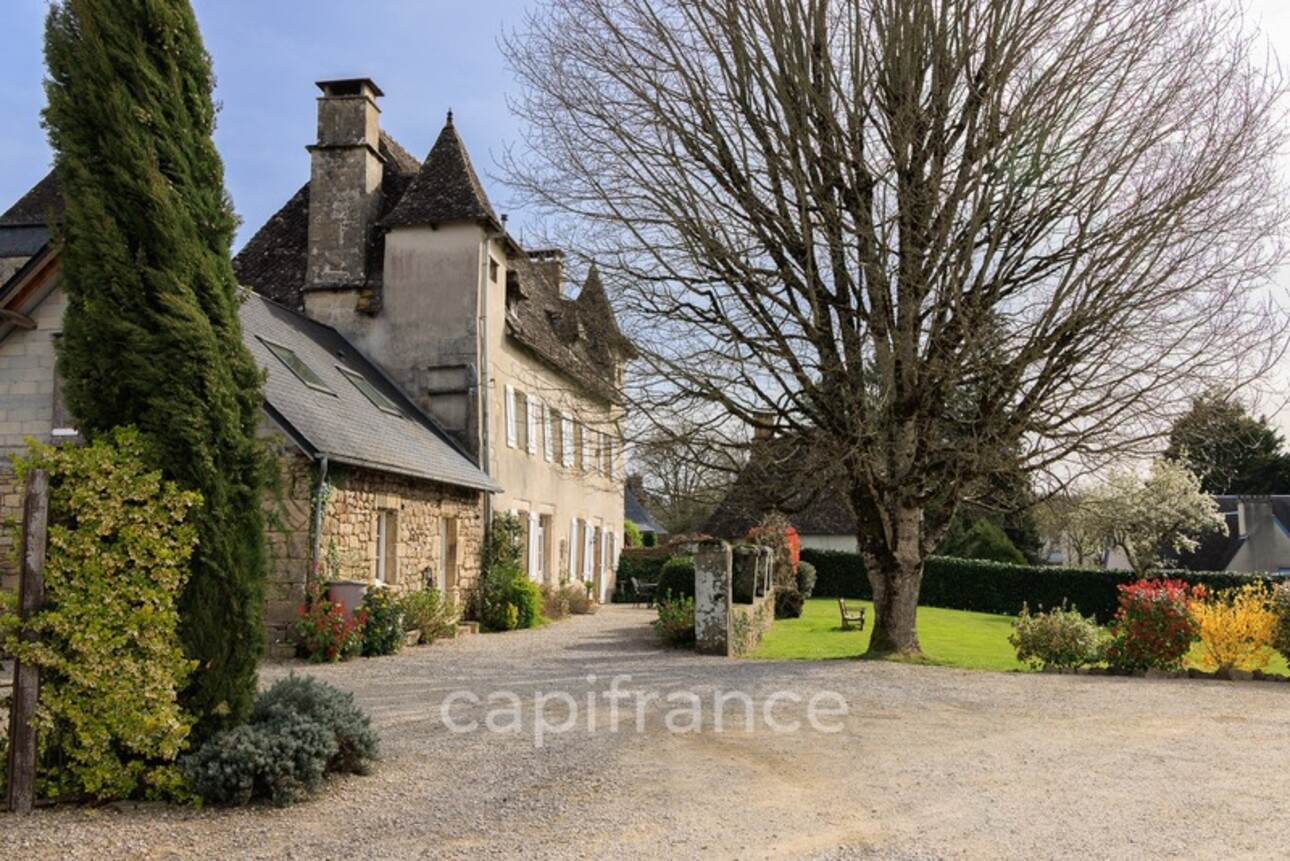 Photos 1 - Prestige - Propriété comprenant un château du 16eme siècle, une maison avec 3 chambres, un studio
