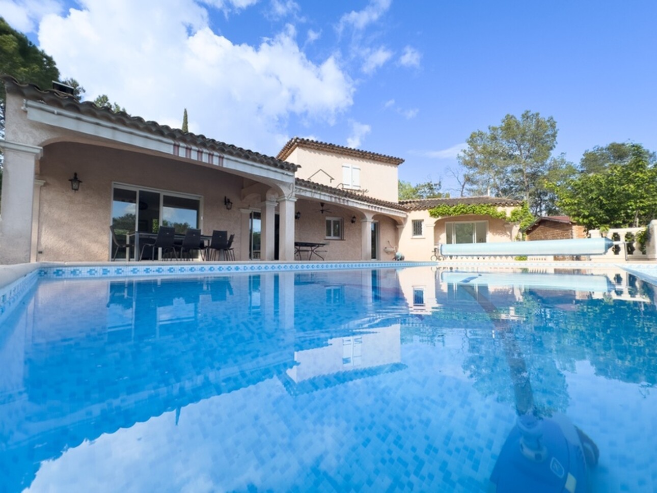 Photos 1 - Prestige - Bagnols-en-Forêt – villa 134 m² avec piscine à débordement et terrain de 2100 m²