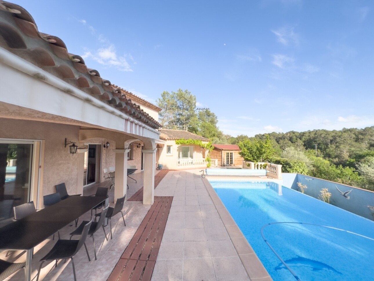 Photos 2 - Prestige - Bagnols-en-Forêt – villa 134 m² avec piscine à débordement et terrain de 2100 m²