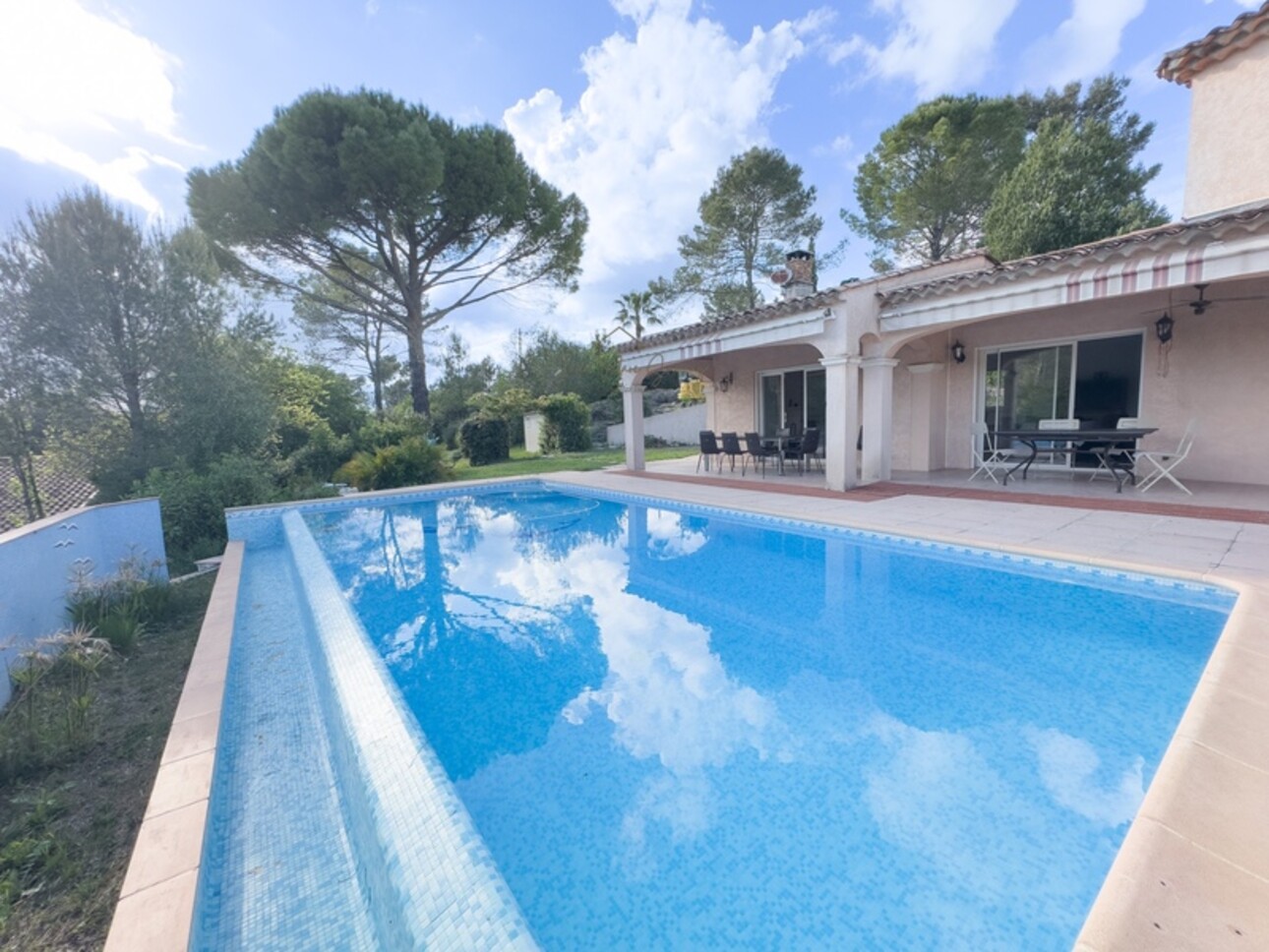 Photos 4 - Prestige - Bagnols-en-Forêt – villa 134 m² avec piscine à débordement et terrain de 2100 m²
