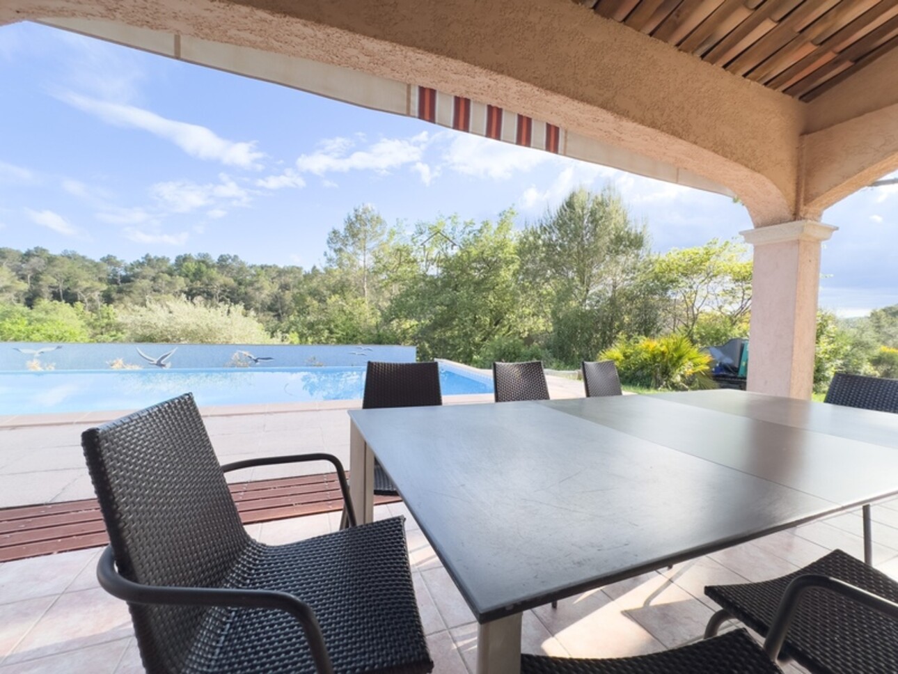 Photos 5 - Prestige - Bagnols-en-Forêt – villa 134 m² avec piscine à débordement et terrain de 2100 m²