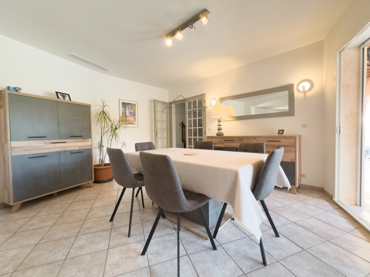 Photos 11 - Prestige - Bagnols-en-Forêt – villa 134 m² avec piscine à débordement et terrain de 2100 m²