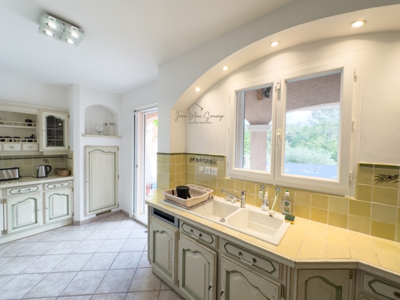 Photos 12 - Prestige - Bagnols-en-Forêt – villa 134 m² avec piscine à débordement et terrain de 2100 m²